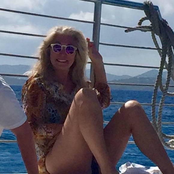 Meet your Posher, Lauren - Picture 2 of 2